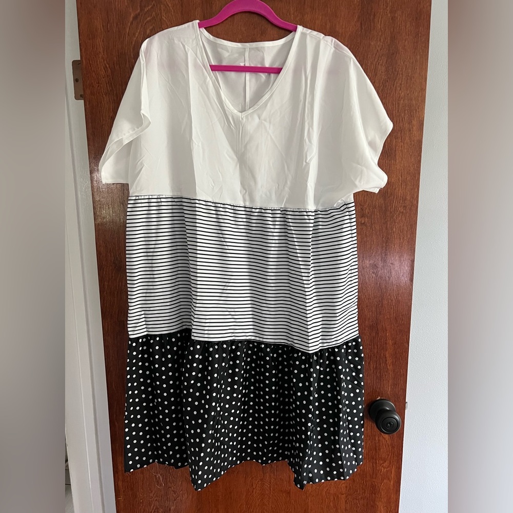 Black and white light weight dress/swim cover up‎